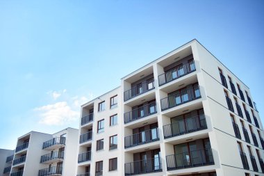Çok öykülü yeni modern apartman. Şık oturma blok daireler.