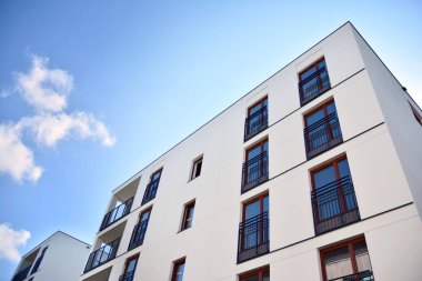 Çok öykülü yeni modern apartman. Şık oturma blok daireler.