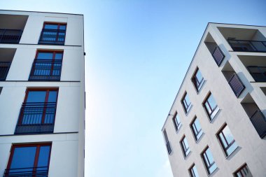 Çok öykülü yeni modern apartman. Şık oturma blok daireler.