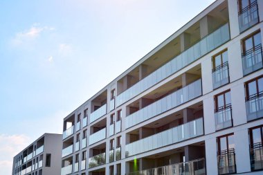 Çok öykülü yeni modern apartman. Şık oturma blok daireler.