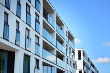 Çok öykülü yeni modern apartman. Şık oturma blok daireler.