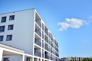 Çok öykülü yeni modern apartman. Şık oturma blok daireler.