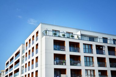 Çok öykülü yeni modern apartman. Şık oturma blok daireler.