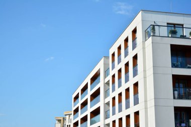 Çok öykülü yeni modern apartman. Şık oturma blok daireler.