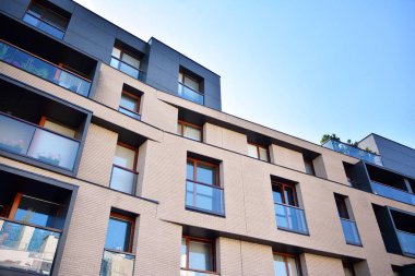 Çok öykülü yeni modern apartman. Şık oturma blok daireler.