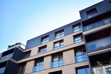 Çok öykülü yeni modern apartman. Şık oturma blok daireler.