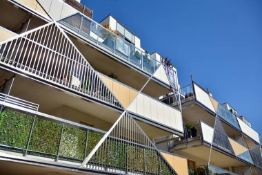 Çok öykülü yeni modern apartman. Şık oturma blok daireler.