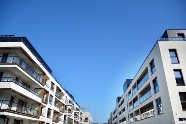 Çok öykülü yeni modern apartman. Şık oturma blok daireler.