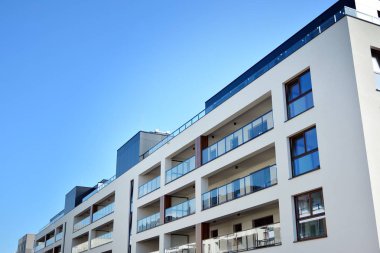 Çok öykülü yeni modern apartman. Şık oturma blok daireler.