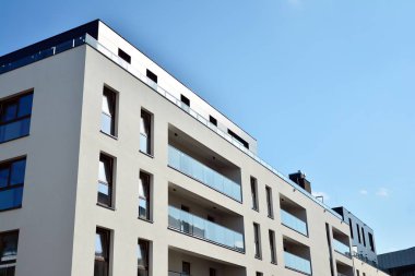 Çok öykülü yeni modern apartman. Şık oturma blok daireler.