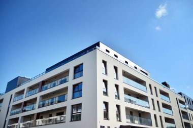 Çok öykülü yeni modern apartman. Şık oturma blok daireler.