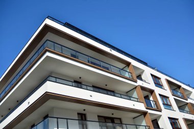 Çok öykülü yeni modern apartman. Şık oturma blok daireler.