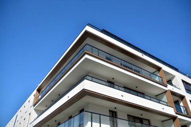 Çok öykülü yeni modern apartman. Şık oturma blok daireler.