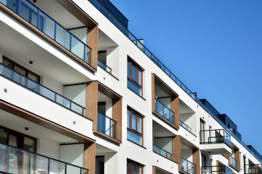 Çok öykülü yeni modern apartman. Şık oturma blok daireler.