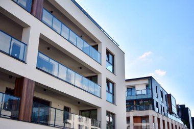 Çok öykülü yeni modern apartman. Şık oturma blok daireler.