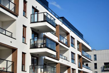 Çok öykülü yeni modern apartman. Şık oturma blok daireler.