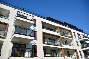 Çok öykülü yeni modern apartman. Şık oturma blok daireler.