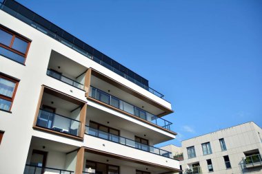 Çok öykülü yeni modern apartman. Şık oturma blok daireler.