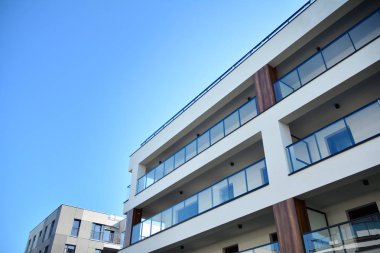 Çok öykülü yeni modern apartman. Şık oturma blok daireler.