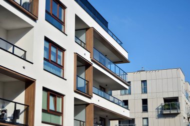 Çok öykülü yeni modern apartman. Şık oturma blok daireler.