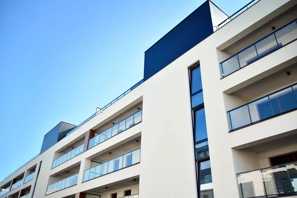 Çok öykülü yeni modern apartman. Şık oturma blok daireler.