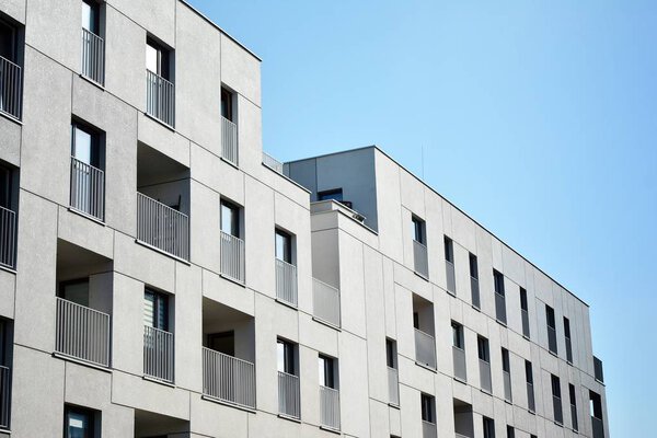 Многоэтажный новый современный жилой дом. Стильный жилой дом
.