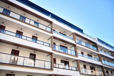 Çok öykülü yeni modern apartman. Şık oturma blok daireler.