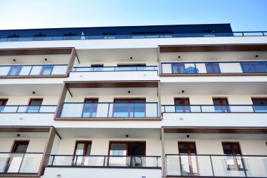Çok öykülü yeni modern apartman. Şık oturma blok daireler.