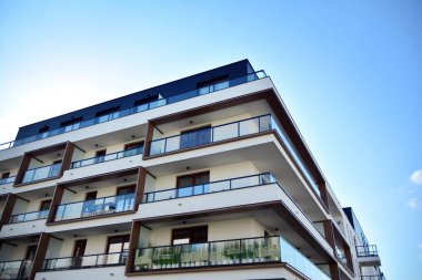 Çok öykülü yeni modern apartman. Şık oturma blok daireler.