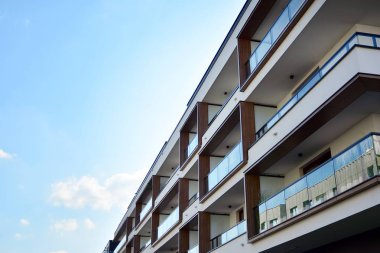 Çok öykülü yeni modern apartman. Şık oturma blok daireler.