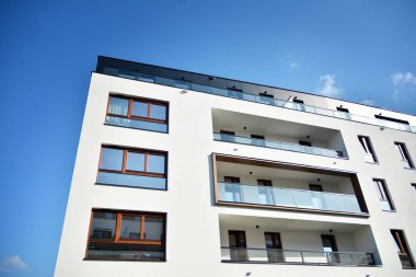 Çok öykülü yeni modern apartman. Şık oturma blok daireler.