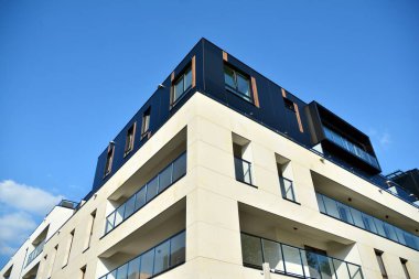Çok öykülü yeni modern apartman. Şık oturma blok daireler.