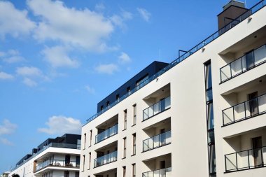 Çok öykülü yeni modern apartman. Şık oturma blok daireler.