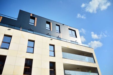 Çok öykülü yeni modern apartman. Şık oturma blok daireler.