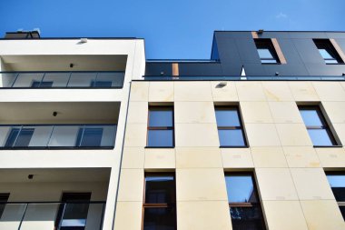 Çok öykülü yeni modern apartman. Şık oturma blok daireler.