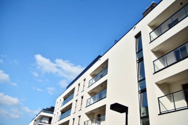 Çok öykülü yeni modern apartman. Şık oturma blok daireler.