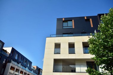 Çok öykülü yeni modern apartman. Şık oturma blok daireler.