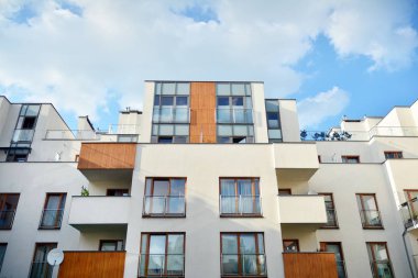 Çok öykülü yeni modern apartman. Şık oturma blok daireler.