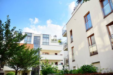 Çok öykülü yeni modern apartman. Şık oturma blok daireler.