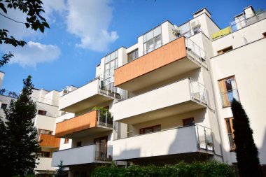 Çok öykülü yeni modern apartman. Şık oturma blok daireler.