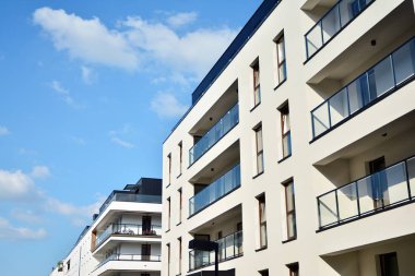 Çok öykülü yeni modern apartman. Şık oturma blok daireler.