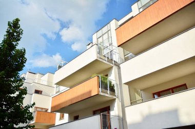 Çok öykülü yeni modern apartman. Şık oturma blok daireler.