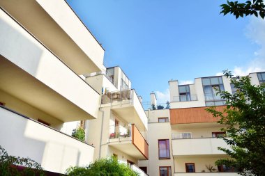 Çok öykülü yeni modern apartman. Şık oturma blok daireler.
