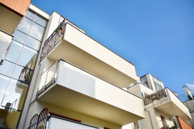 Çok öykülü yeni modern apartman. Şık oturma blok daireler.