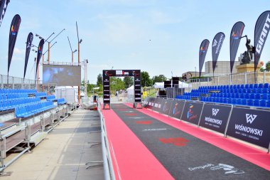 Varşova, Polonya. 15 Haziran 2019. Winiowski Ironkids genç spor severler için bir yarışma. 5-15 yaş arası çocuklar aquathlon ile karşılaşacak. Boş kaplama.