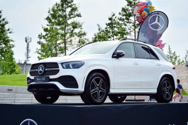 Varşova, Polonya. 15 Haziran 2019. Vistulan Bulvarı. Yeni Mercedes Sergisi - Benz Gle Suv. 