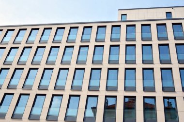 Mavi gökyüzüne sahip ofis binası. Şehirde kurumsal bina.