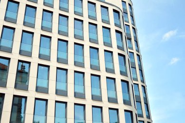 Mavi gökyüzüne sahip ofis binası. Şehirde kurumsal bina.