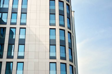 Mavi gökyüzüne sahip ofis binası. Şehirde kurumsal bina.