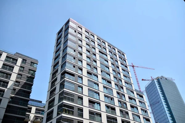 Budynek Wieżowca Podczas Budowy Żuraw Dołączony Budynku — Zdjęcie stockowe